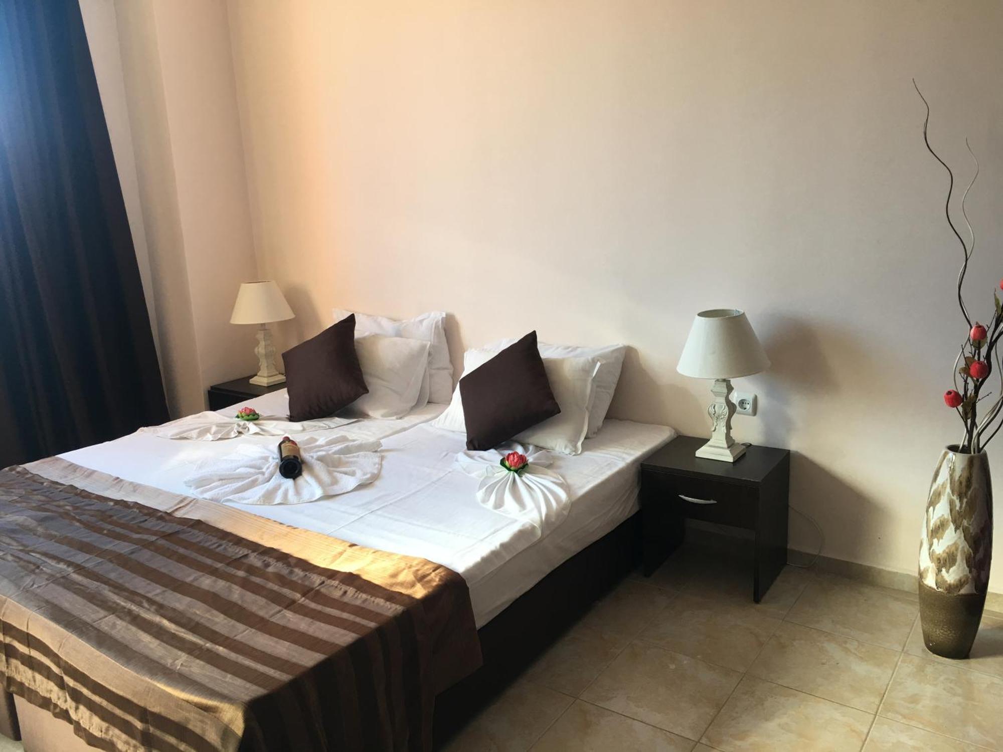Salt Lake Aparthotel Pomorie Bagian luar foto